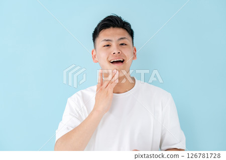 年輕人皮膚護理 126781728