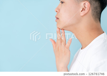 年輕男子，鬍子，未刮 126781746