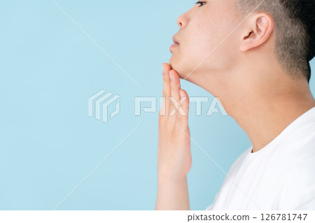 年輕男子，鬍子，未刮 126781747