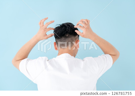 年輕男子護髮後視圖 126781755