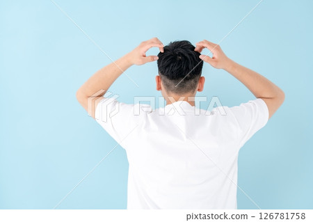 年輕男子護髮後視圖 126781758