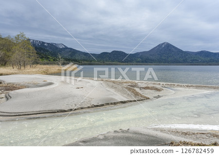 位於恐山中心的烏索里湖 126782459