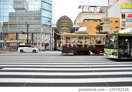 穿過廣島本通交叉路口的電車和巴士 穿過廣島本通交叉路口的電車和巴士 126782516
