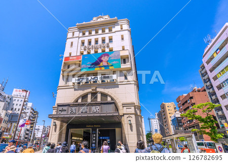 五月，日本東京城市景觀。俯瞰淺草站和其他地區。 （繁華的淺草）…東武特急Spacia X將於2023年開始運營 126782695