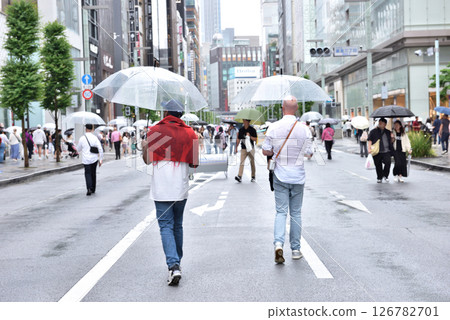 下雨天，人們撐著傘走過銀座步行區 126782701