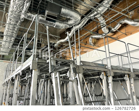 天花板設備施工現場 設備施工現場，臨時材料已到位 126782726