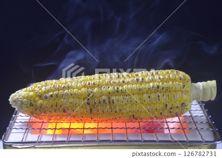 在炭火上烤玉米,煙霧繚繞 在炭火上烤玉米,煙霧繚繞 126782731