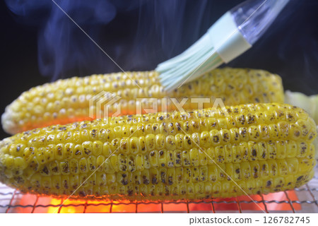 在烤好的玉米上刷上醬油 在烤好的玉米上刷上醬油 126782745
