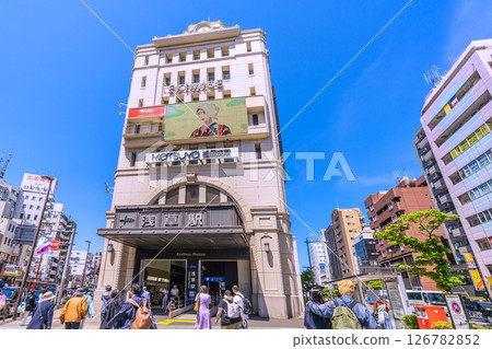 五月，日本東京城市景觀。俯瞰淺草站和其他地區。淺草熙熙攘攘，遊客如織…新時代的新風景 126782852