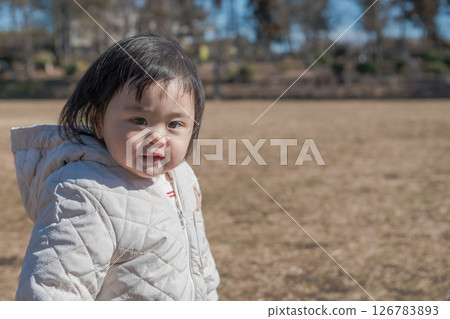 [一歲兒童在相模原市立麻溝公園的草地上玩耍] 126783893