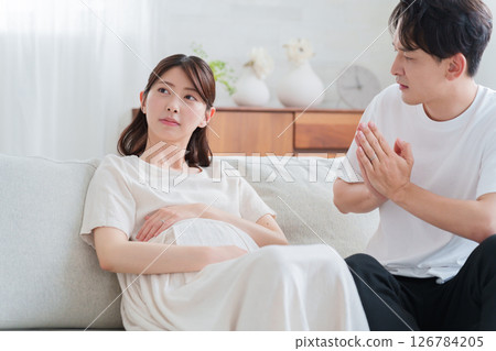 懷孕的妻子和丈夫發生婚姻糾紛 126784205