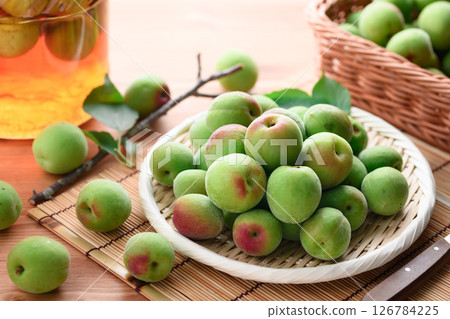 Green plum (Kishu Nanko plum) Green plum (Kishu Nanko plum) 126784225