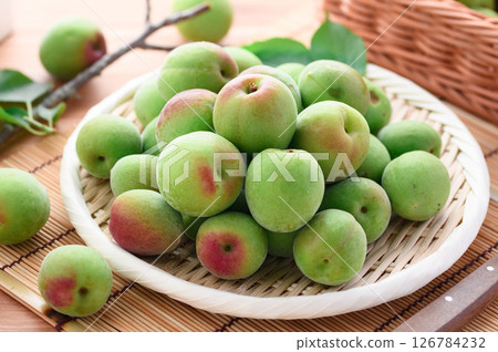 Green plum (Kishu Nanko plum) 126784232