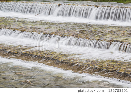 京都市高野川堰上的水流湍急 126785391