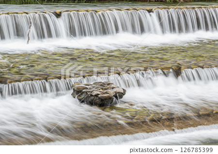 京都市高野川堰上的水流湍急 126785399