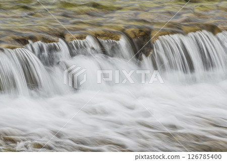 京都市高野川堰上的水流湍急 126785400