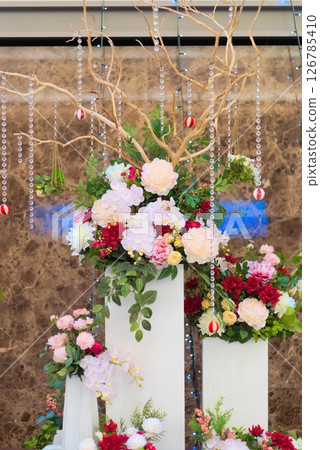 用人造花和水晶裝飾的華麗新年展示 126785410