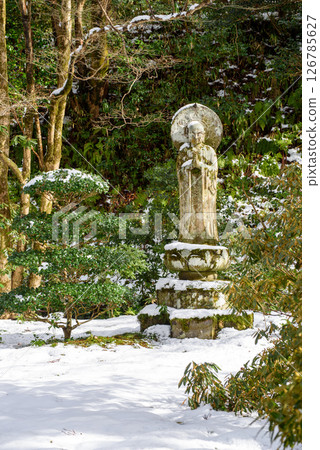 Kyoto Ohara: Sanzen-in Temple stone Buddha, snow scene Kyoto Ohara: Sanzen-in Temple stone Buddha, snow scene 126785627
