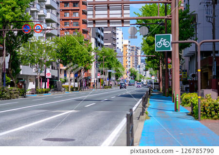 View of Arato Nanotsu Street in Chuo Ward, Fukuoka City, from Nishi Park to the Arato 1-chome traffic light, heading towards Tenjin 126785790