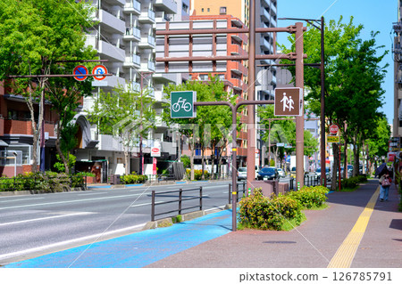 福岡市中央區荒戶那諾津街的景色，西公園下方的紅綠燈，前往天神方向 126785791