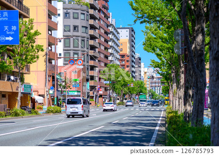 福岡市中央區荒戶那諾津街的景色，西公園下方的紅綠燈，前往天神方向 126785793