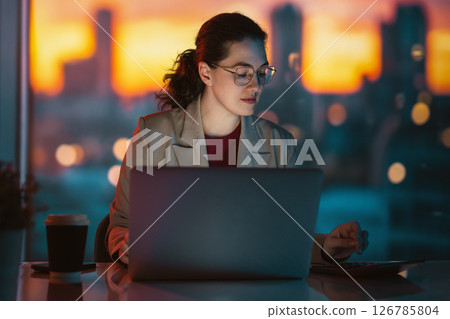 businesswoman working on laptop 126785804