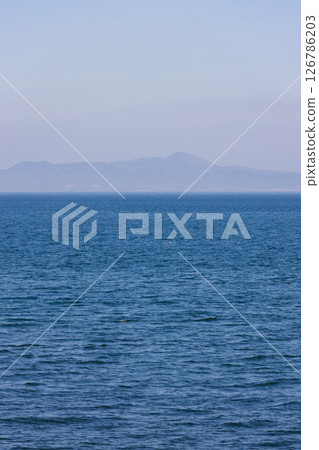 從羅臼町眺望北方領土國後島 126786203