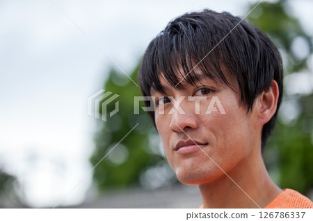 滿頭大汗的男人看著相機 126786337
