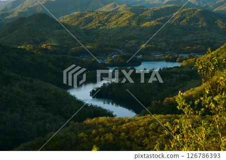 自然資源豐富的山川 自然資源豐富的山川 126786393