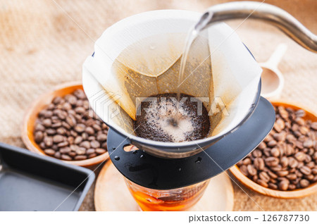 Make iced coffee 126787730