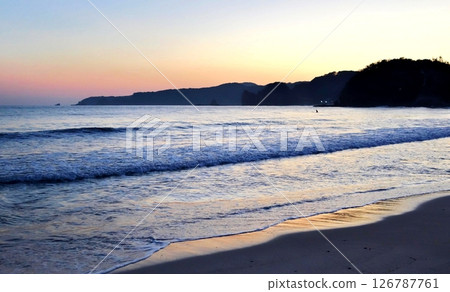 孤獨的日落海灘和天空風景 孤獨的日落海灘和天空風景 126787761