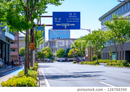 福岡市中央區荒戶津街景觀。遠野小學前的交通燈。黑門川街。福岡巨蛋和福岡塔方向。 126788390