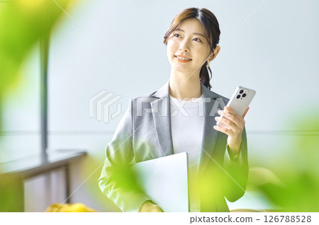 辦公室裡正在工作的年輕女商人。 126788528