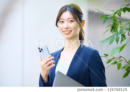辦公室裡正在工作的年輕女商人。 126788529