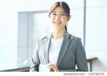 辦公室裡正在工作的年輕女商人。 126788787