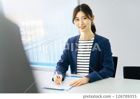 一位年輕的女商人回答問卷:SKY Perfect TV東京媒體中心 一位年輕的女商人回答問卷:SKY Perfect TV東京媒體中心 126789355