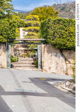 Entrance to the Hakutsuru Museum (open to the public for ancient Oriental art) - exhibiting the collection of the founder of Hakutsuru Sake Brewery - Sumiyoshiyamate, Higashinada Ward, Kobe City Entrance to the Hakutsuru Museum (open to the public for ancient Oriental art) - exhibiting the collection of the founder of Hakutsuru Sake Brewery - Sumiyoshiyamate, Higashinada Ward, Kobe City 126789374