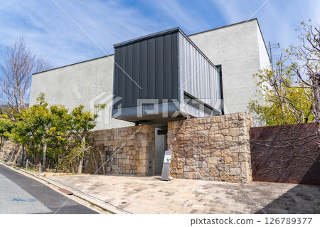 Hakutsuru Museum of Art, New Wing (open to the public the Middle Eastern carpet collection) - exhibiting the collection of the 10th generation of Hakutsuru Sake Brewery, Sumiyoshiyamate, Higashinada Ward, Kobe City 126789377