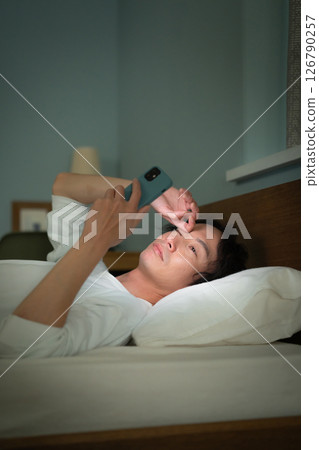 男性智慧型手機床 126790257