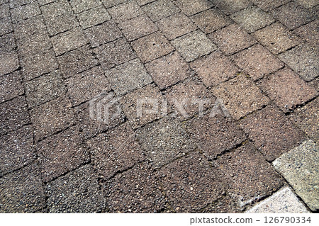 人行道上的鋪砌塊 126790334