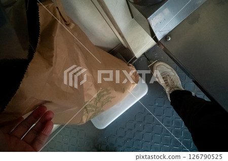 使用投幣式碾米機對大米進行碾米 126790525