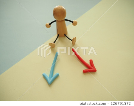 Arrow in front of doll, choice, crossroads, destination 126791572
