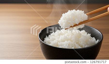 剛煮好的米飯冒出熱氣 126791717