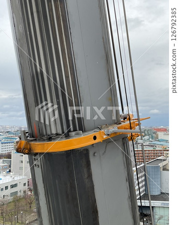 巨大而堅硬的起重機臂 巨大而堅硬的起重機臂 126792385