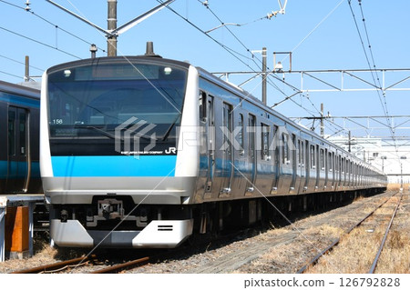 停在電力線的E233系1000系S158列車（特快列車、田町標誌） 126792828