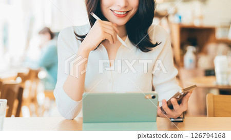 在咖啡館工作的女人/女商人 在咖啡館工作的女人/女商人 126794168