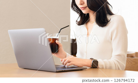 Woman/businesswoman working in a cafe Woman/businesswoman working in a cafe 126794172