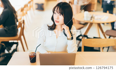 Woman/businesswoman working in a cafe 126794175