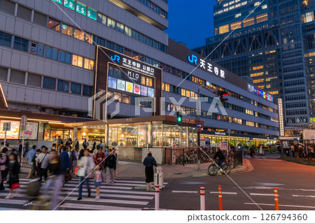 《大阪府》天皇車站廣場，城市夜景 126794360