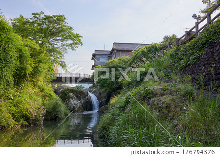 Yunotaki waterfall and Ichihino Onsen town seen from Yunotaki Park 126794376